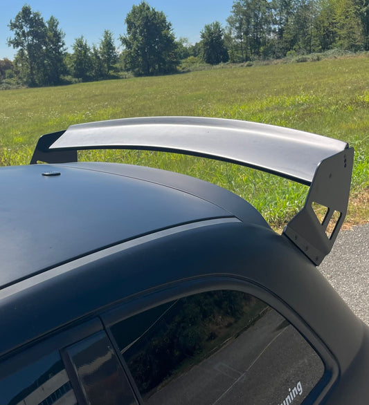 Adjustable rear wing